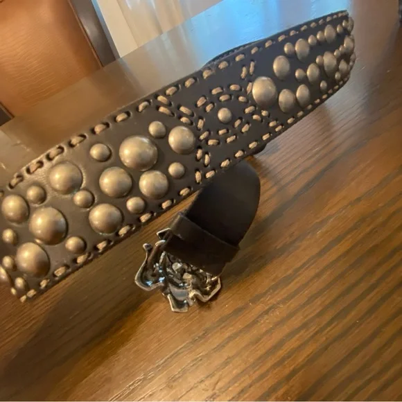 Y2K RARE Betsey Johnson Black & Silver Studded Rose Leather Belt Size Medium - Picture 4 of 8